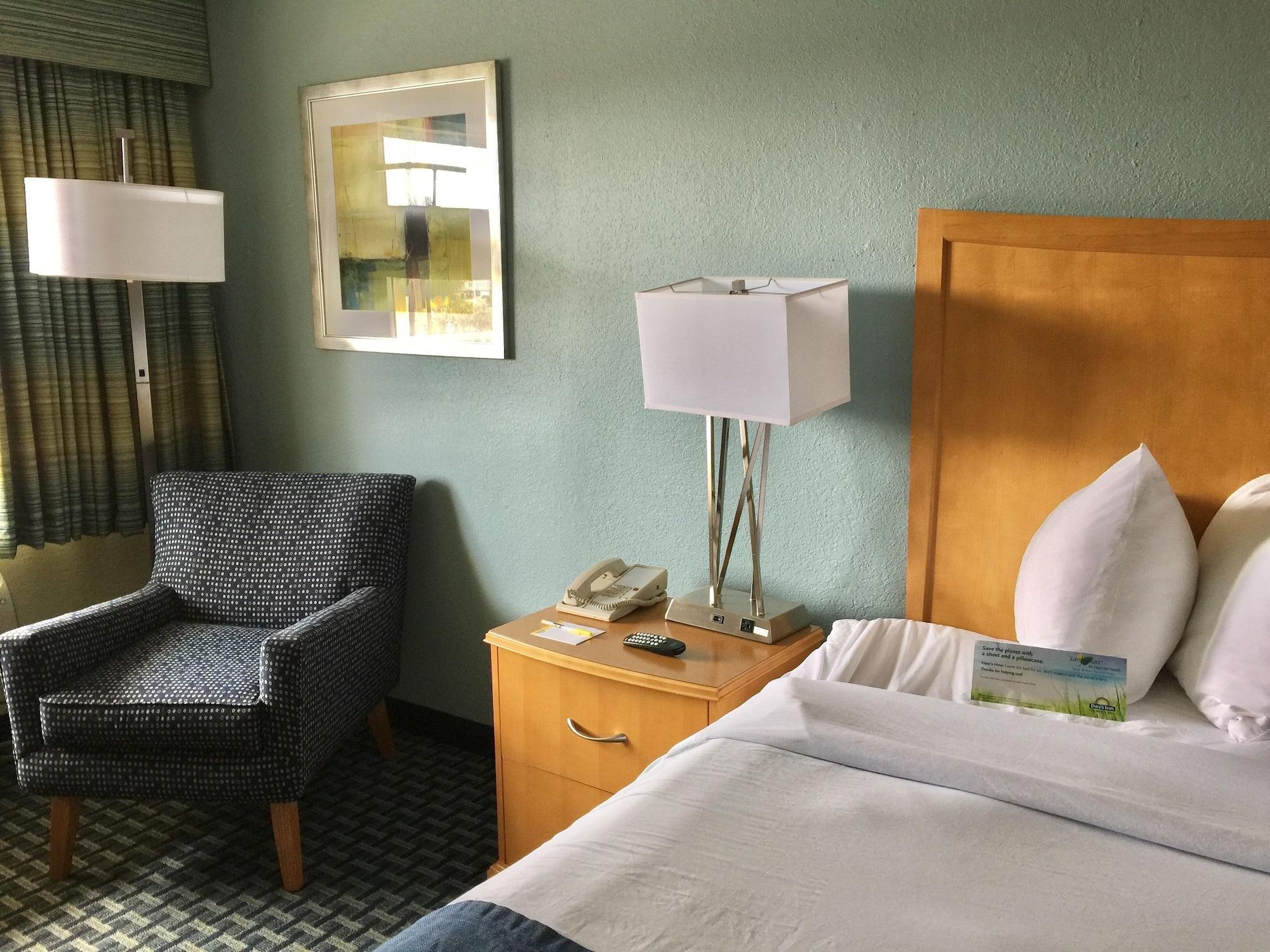 Days Inn By Wyndham Cocoa Beach Port Canaveral Zewnętrze zdjęcie