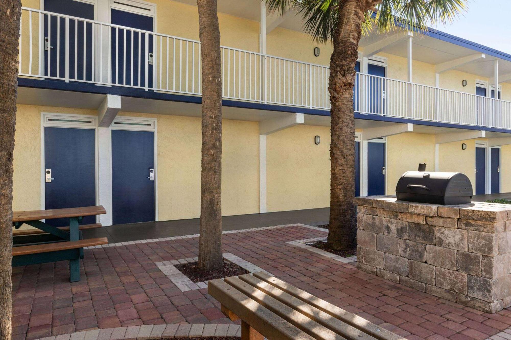 Days Inn By Wyndham Cocoa Beach Port Canaveral Zewnętrze zdjęcie